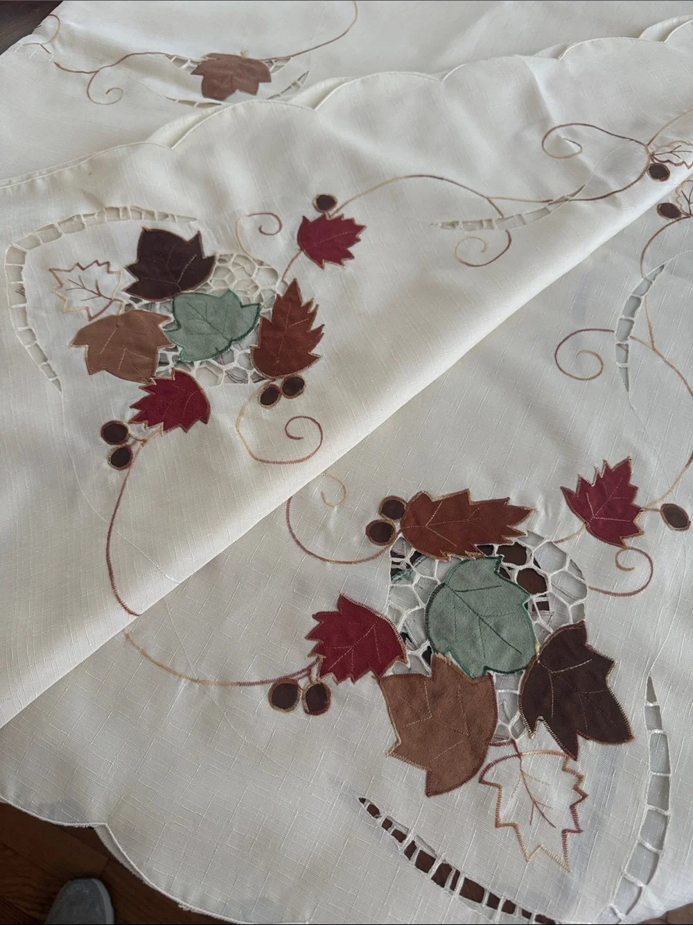 Embroidered Leaf Scalloped Table Runner - Cream with Autumn Leaves